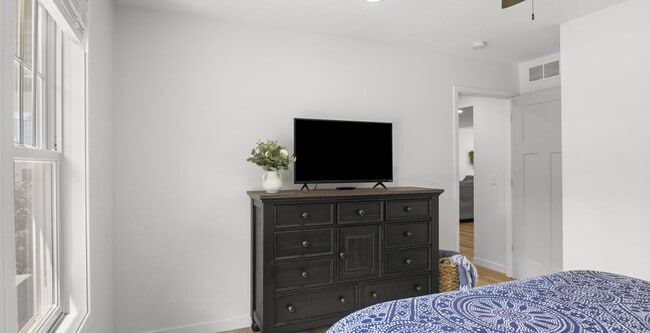 Building Photo - Furnished Home with Modern Amenities in Williamsburg