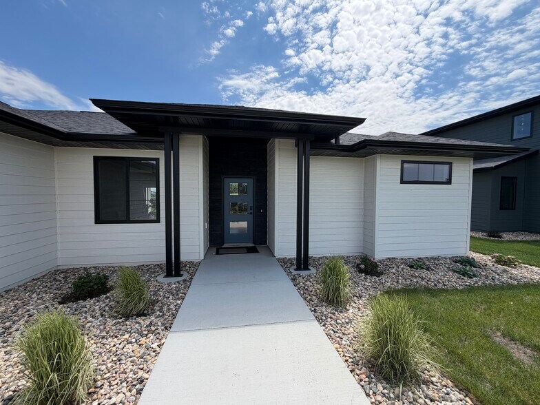 Building Photo - 328 E Blue Bell Dr