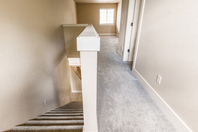 Building Photo - 994 E Winding Creek Dr