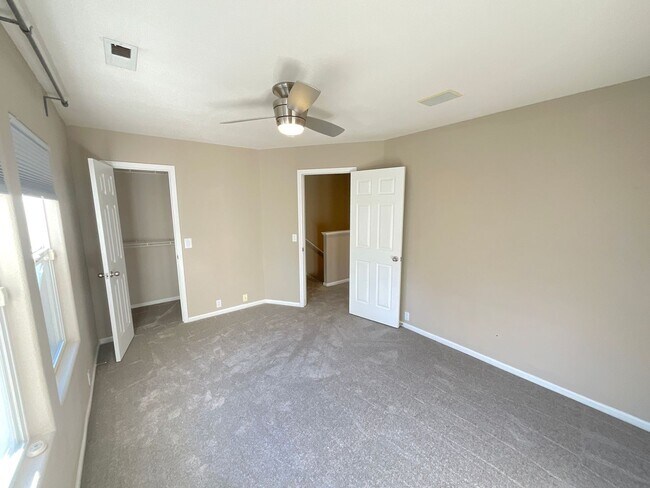 Building Photo - 2 Bedroom Townhome Available Near S Circle...