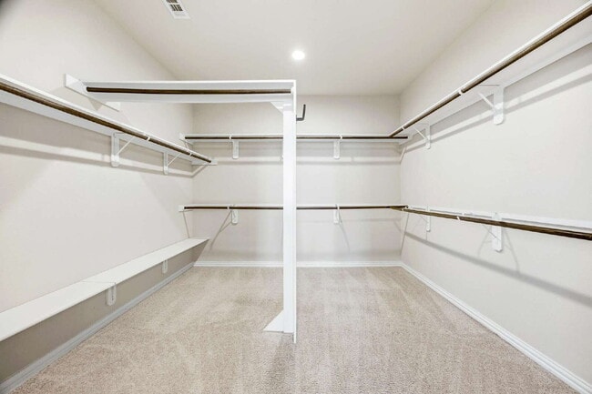 Building Photo - Spacious 4 bed 2.5 bath home available for rent