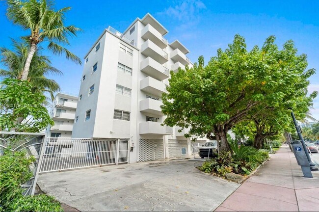 Building Photo - 240 Collins Ave