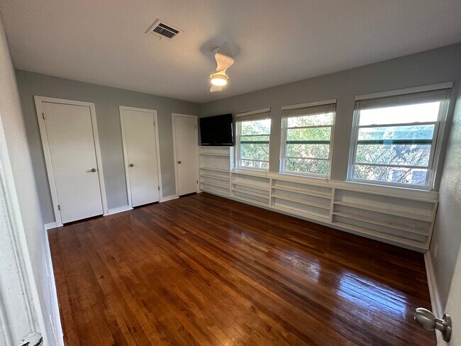 Building Photo - 4020 Blue Bonnet Blvd