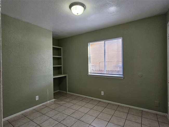 Building Photo - 1305 Bonnie Brae St