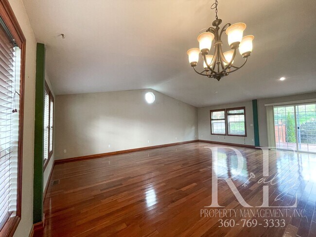 Building Photo - Stunning Rambler