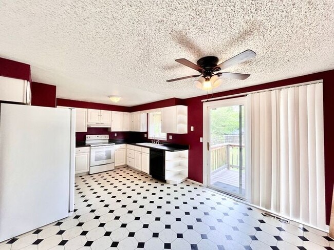 Building Photo - Large 3 Bedroom, 2 Bathroom Home in the Th...