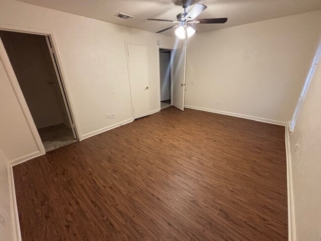 Building Photo - Cute little duplex in Hurst off of Pipeline and Bellaire