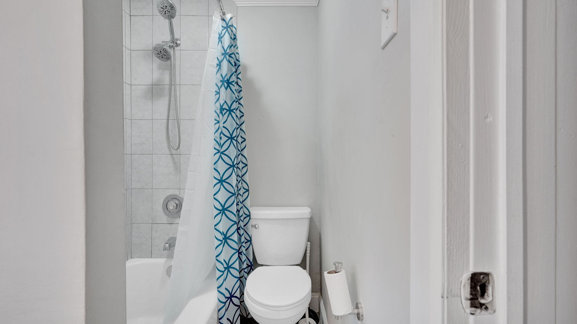 1st floor shared bathroom - 15 Averill Ave