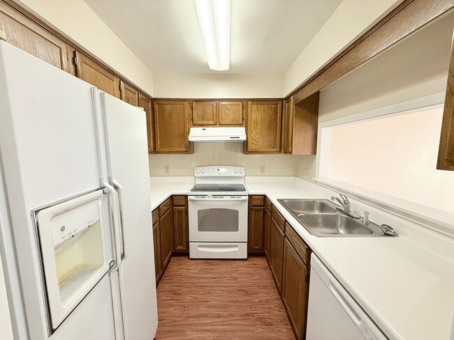 Building Photo - Spacious 2-Bedroom Townhome - Fenced Backyard