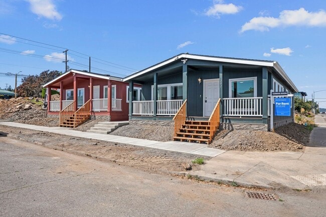 Primary Photo - Brand New University District Home - Conve...