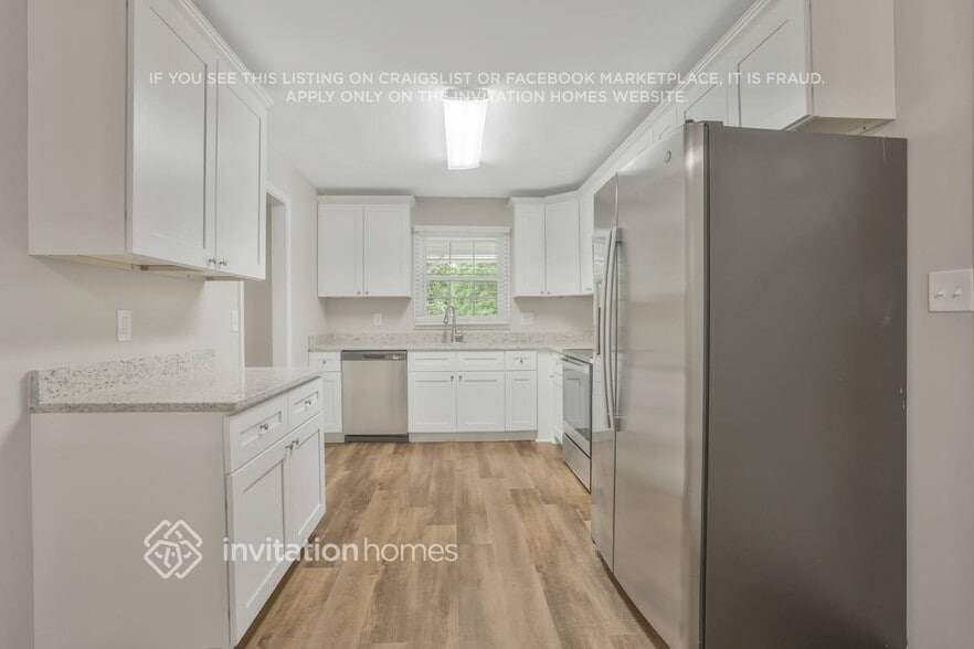 Building Photo - 3102 S Oak Ct SE