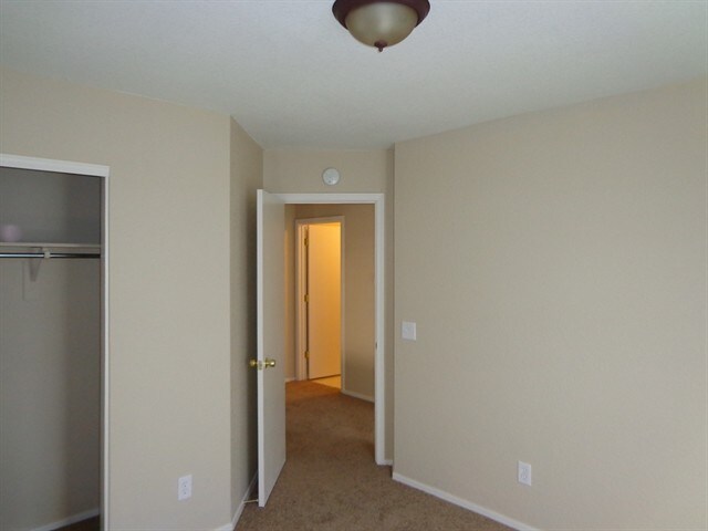 Building Photo - 6913 S Goshawk Dr