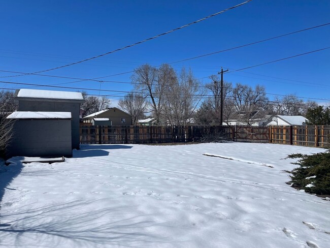 Building Photo - MOVE IN SPECIAL! Cozy 5 bedroom 2 bath Home - Erie