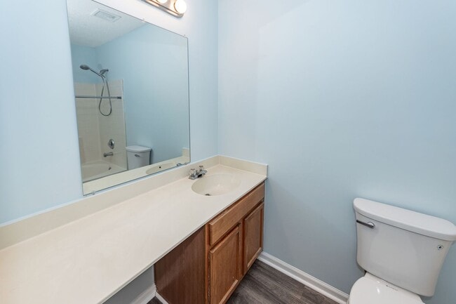 Building Photo - 4 Bedroom, 2 Bathroom Home in Park Hill Pl...
