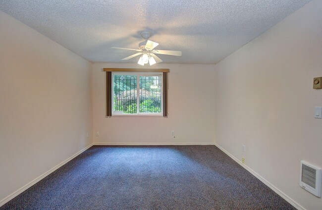 Building Photo - Bright 3 Bedroom 2 Bath Home in Pinebrook! Stainless Appliance Package