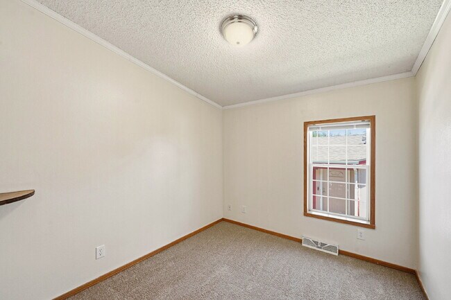 Building Photo - $2,595.95, 5 bed, 3.5 bath with a fenced back yard