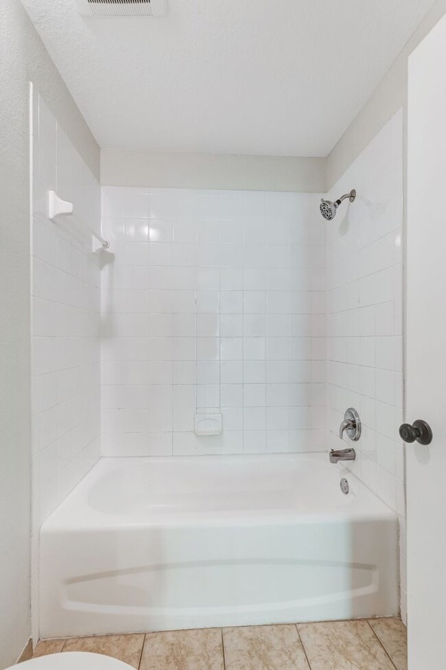 Building Photo - ** IBIS CLUB ** 3 BED / 2 BATH - CONDO - G...