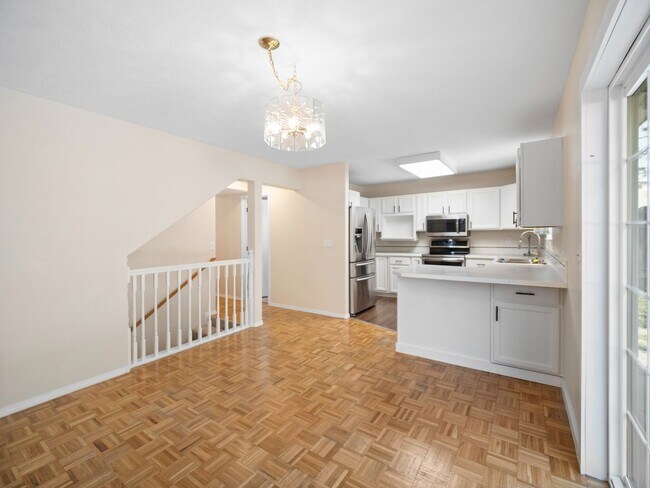 Building Photo - Spacious Home with Fenced Yard & Garage – ...