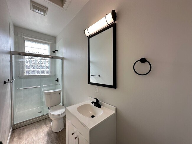 Building Photo - 6 Bed/2 Bath w/Ample Parking Mins. from UC $750/pp ($4500/mo)!