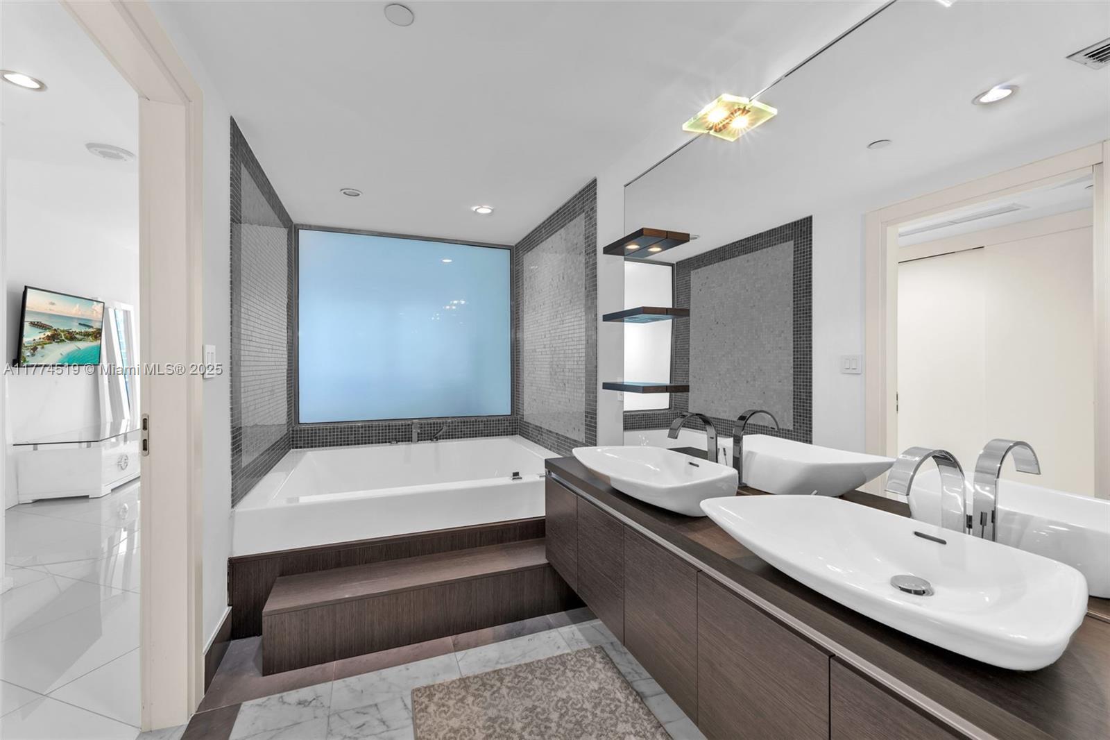 Building Photo - 200 Biscayne Blvd
