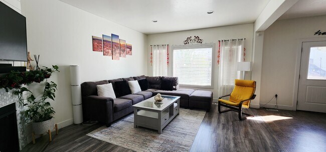 Building Photo - 5213 W Fortrose Dr