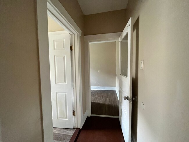 Building Photo - 102 Stiles St