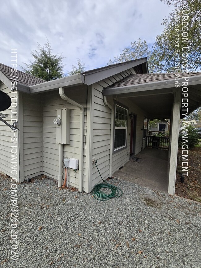 Building Photo - PETS ALLOWED - 2 bedroom 1 bath house in R...