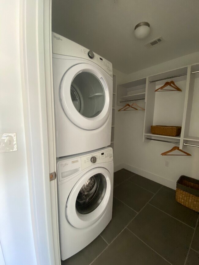 Building Photo - 213 NE 27th St