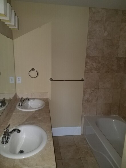 Building Photo - 18465 SW Stepping Stone Dr