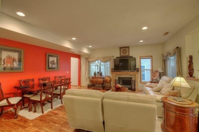 Building Photo - Contemporary Town home in Renton