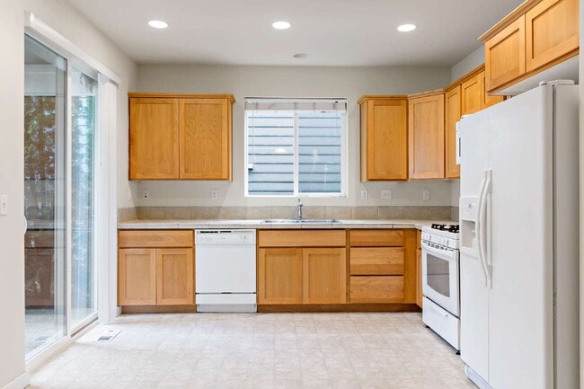 Building Photo - Enjoy this immaculate home in a park-like setting showcasing the beauty of the Issaquah Highland ...