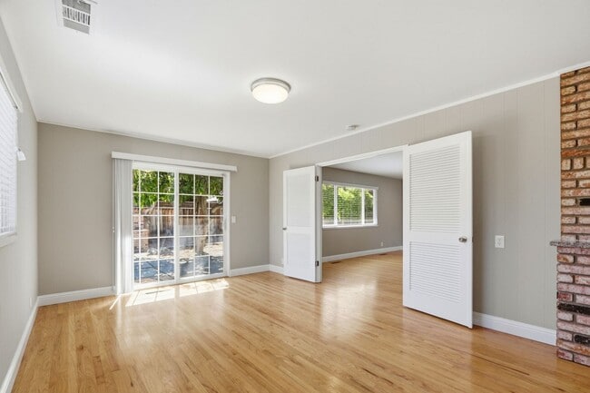 Building Photo - Wow! What a Great Home! Available Now!