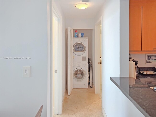 Building Photo - 225 Collins Ave