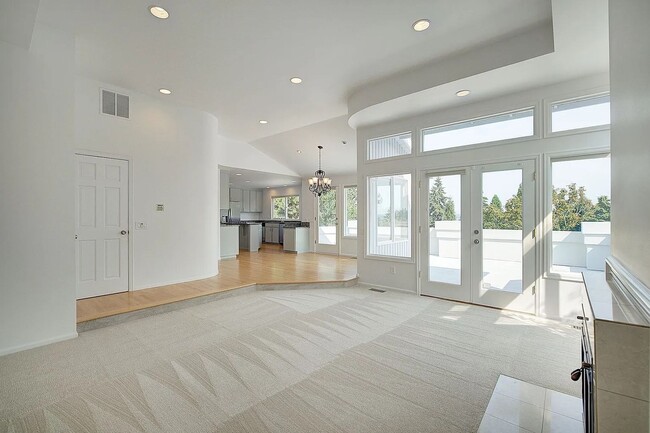Building Photo - Clyde Hill Home