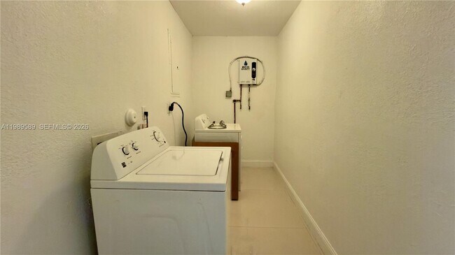 Building Photo - 1125 NW 16th Ct