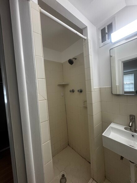 Building Photo - 8409 Freestone Ave