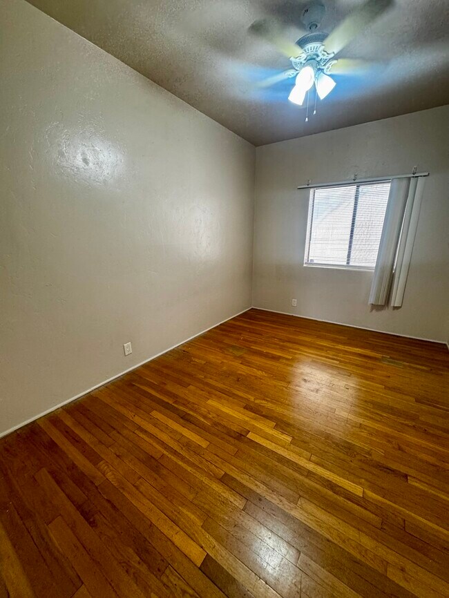 Building Photo - FOR RENT