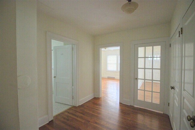 Building Photo - Charming 2 Bedroom Duplex in Lakewood!