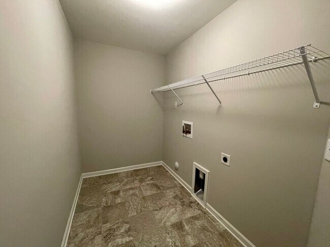 Building Photo - Gorgeous 4 Bed 2.5 Bath Home in GSO