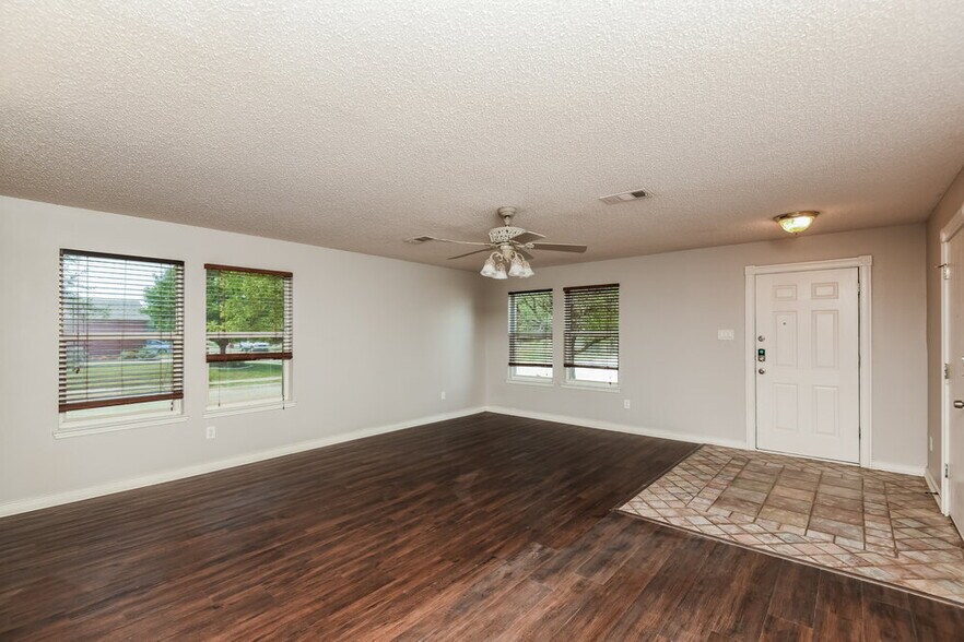 Building Photo - 3500 Bandera Ranch Rd