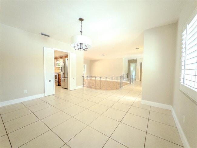 Building Photo - 560 SW 62nd Ave
