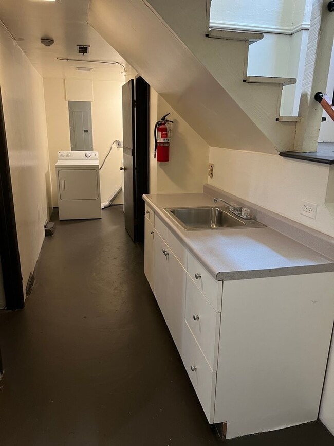 Building Photo - Great 8 Bedroom House Very Close to University of Washington