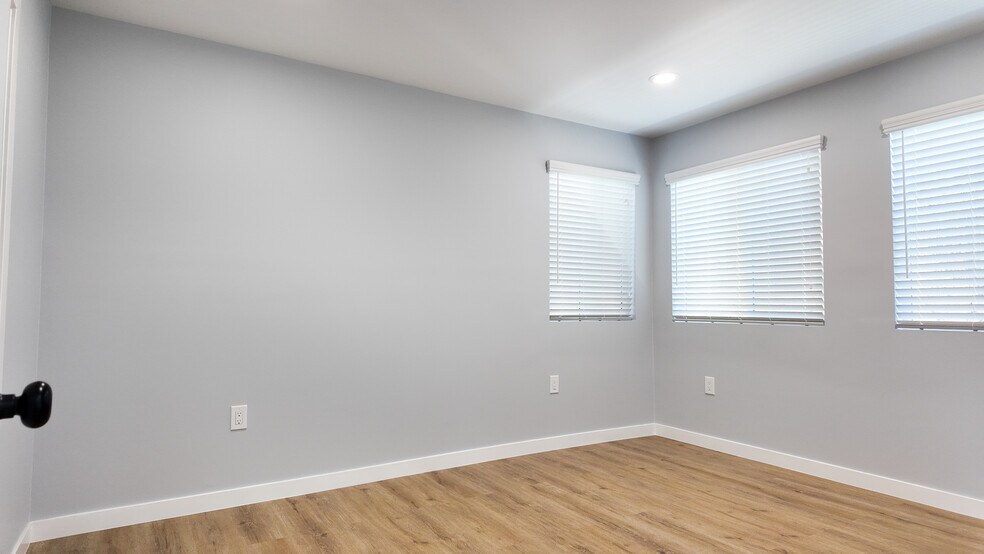 Building Photo - 4440 Stewart Ave