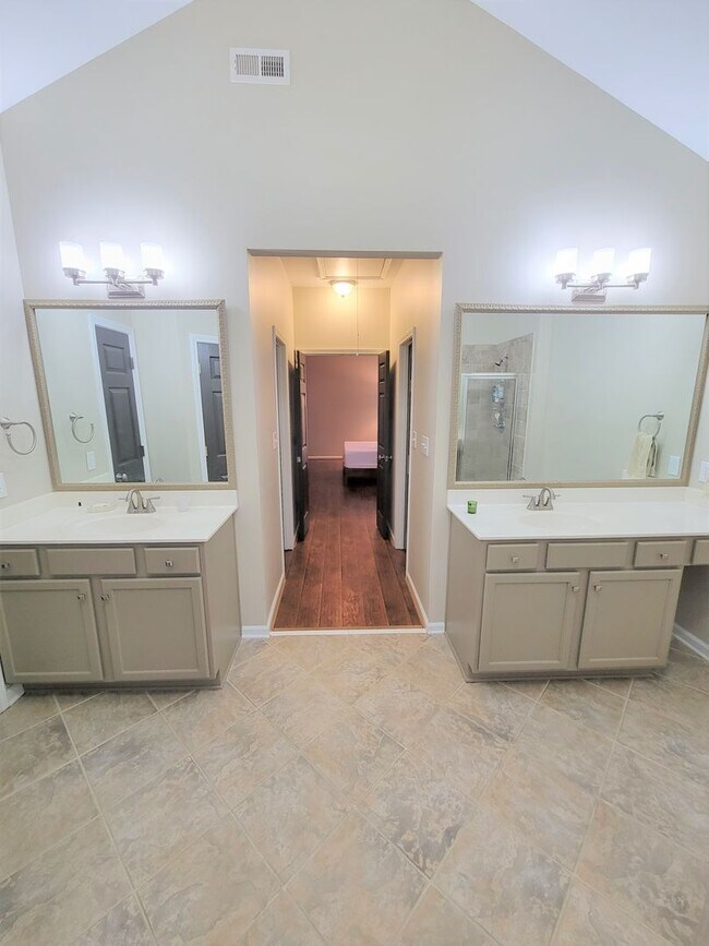 Building Photo - Stunning Willoughby Park Home