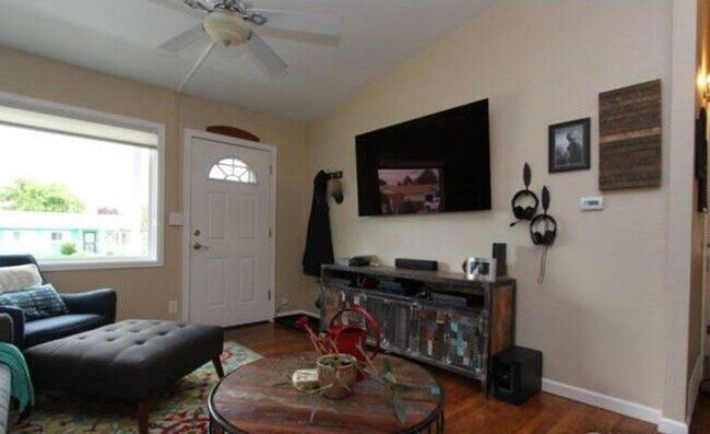 Building Photo - Updated 3 Bed Home with Vaulted Ceilings, Solar Panels & Large Corner Lot!