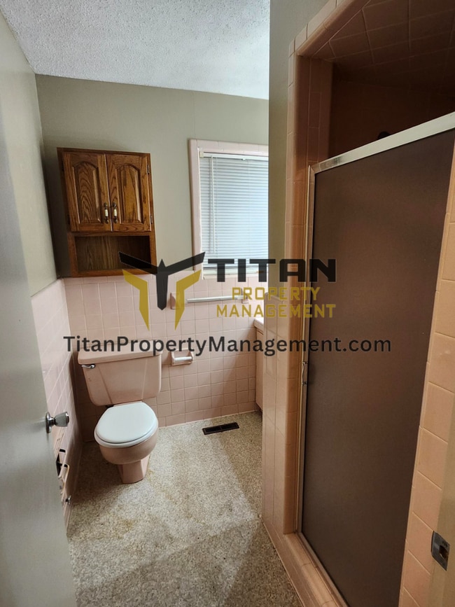 Building Photo - 3b/2b house