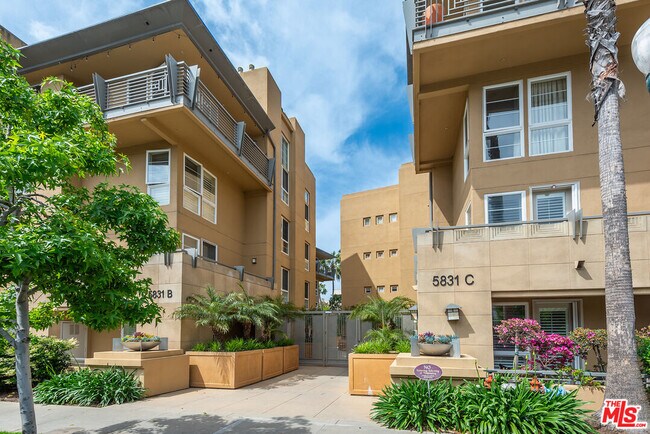 Building Photo - 5831 Seawalk Dr