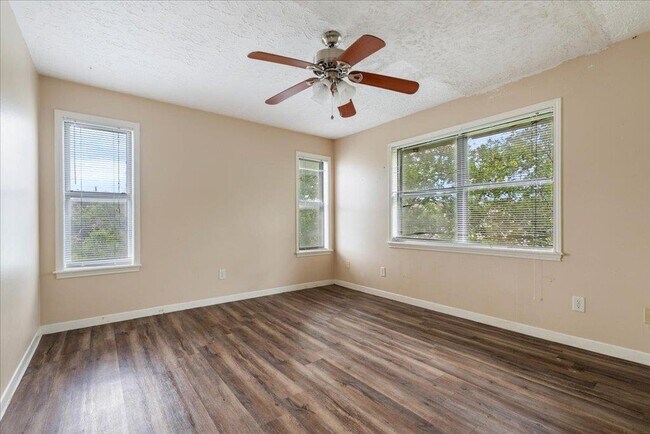 Building Photo - 906 N LBJ Dr