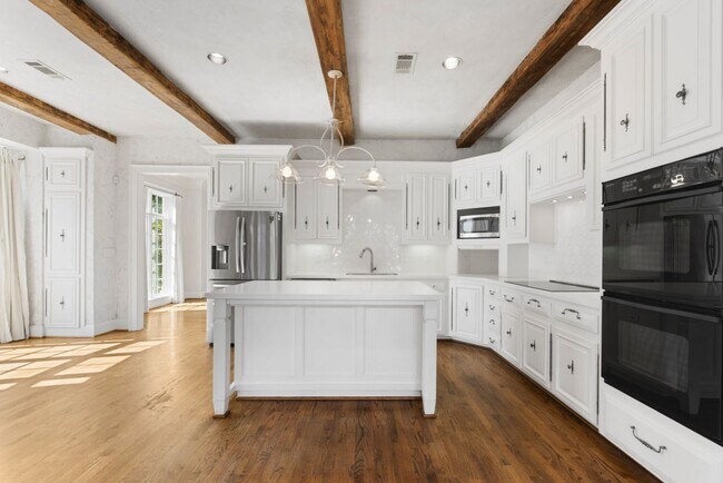 Building Photo - Elegant Living Minutes from the Medical Ce...