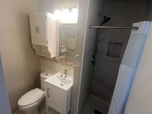Building Photo - 204 Basswood Dr